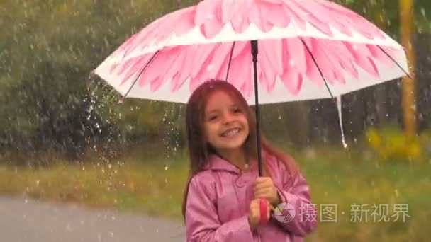 小女孩用伞舞雨下视频