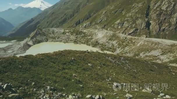 在背景湖和山山峰远足的人视频