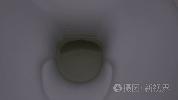 相机在公共厕所外移动视频