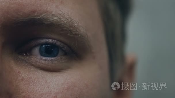 蓝眼睛的人的眼睛视频