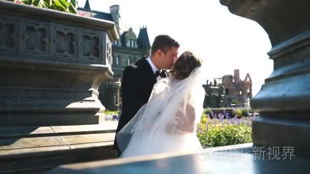 新娘和新郎在古城堡前亲吻视频