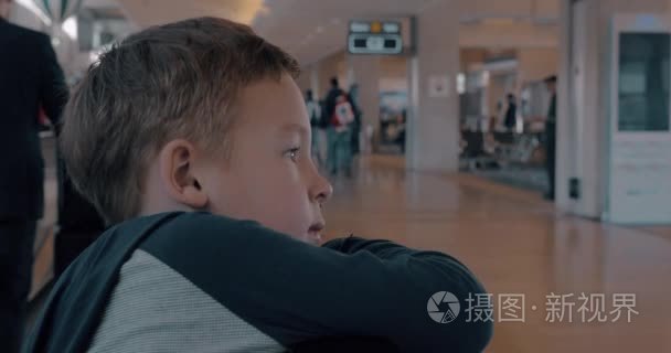 儿童在机场自动人行道视频
