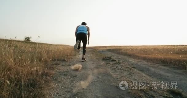 在开始的集中的运动员。运动员决心要赢。准备运行的运动员。跑步运动