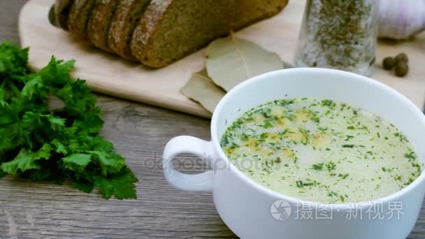 汤用新鲜的蔬菜和面包装饰视频