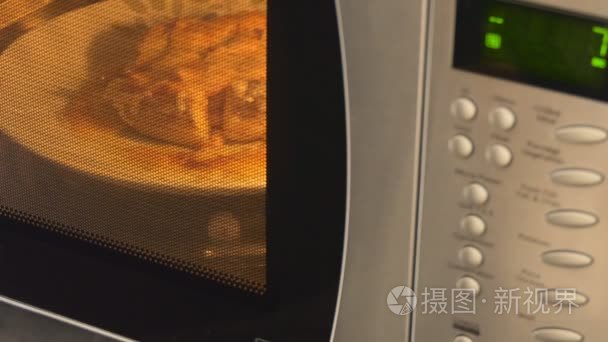 夹克土豆整理在微波烹饪视频