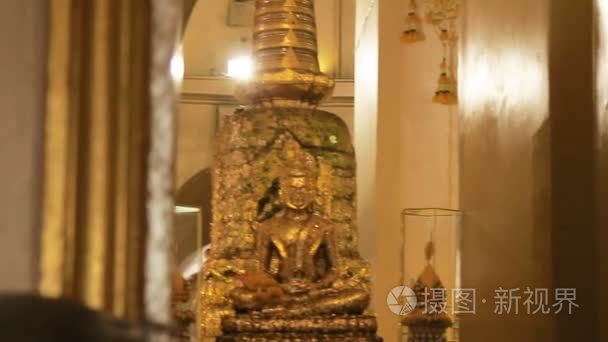 金佛像和佛塔内扫管笏金山金安装。曼谷，泰国