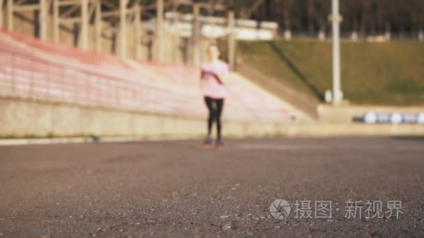 在体育场的女子赛跑运动员视频