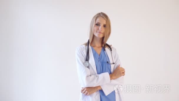 一位女医生用听诊器在医院视频