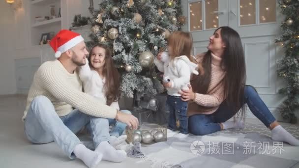 一个幸福的家庭，周围装饰圣诞树的圣诞照片