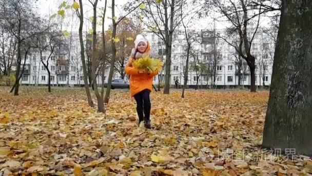 女学生在秋天公园玩树叶视频