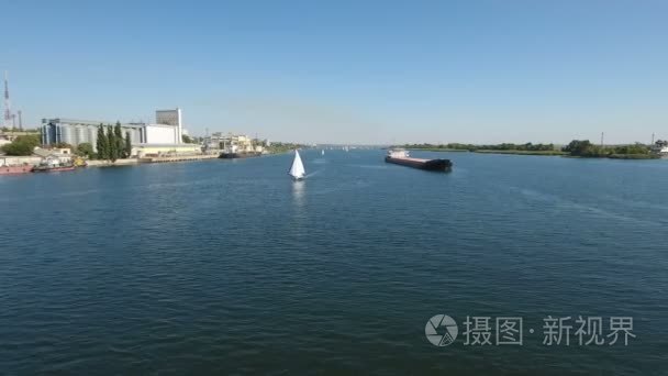 一艘白色游艇和一艘驳船在阳光明媚的日子 Dnipro 的空中