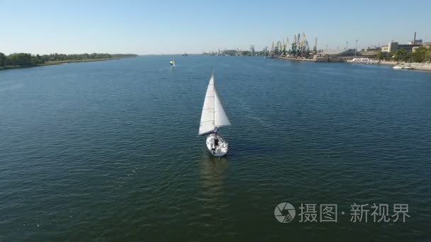 尼古拉耶夫  乌克兰-2017年9月16日: 空中拍摄的白色一帆桅杆帆船航行在 Dnipro 在一个晴朗的日子