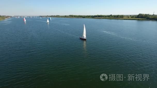 在阳光明媚的日子里, 在 Dnipro 上有几艘白色游艇的帆船的空中