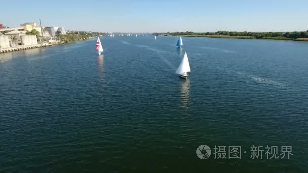 夏季 Dnipro 河几艘游艇帆船赛的空中拍摄