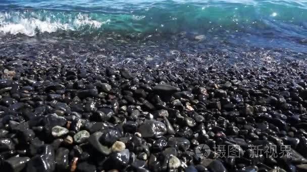 卵石滩波浪翻滚视频