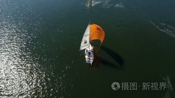 尼古拉耶夫, 乌克兰2017年9月16日 空中拍摄的一个漂亮的游艇与白色和橙色的帆在 Dnipro 移动