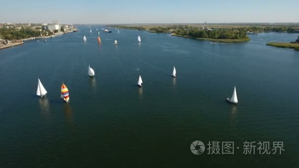 空中拍摄的一打豪华游艇在 Dnipro 的夏季航行