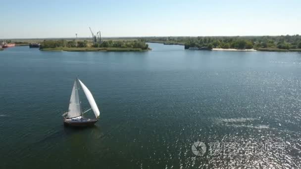 空中拍摄的一个桅杆白色游艇沿 Dnipro 在夏季航行