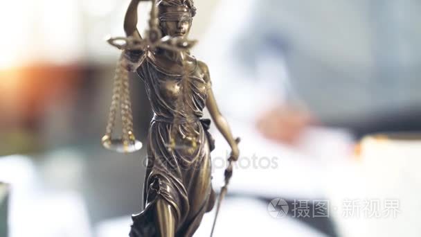 办公室的正义雕像视频