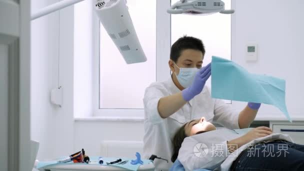 牙医病人准备牙齿美白过程视频