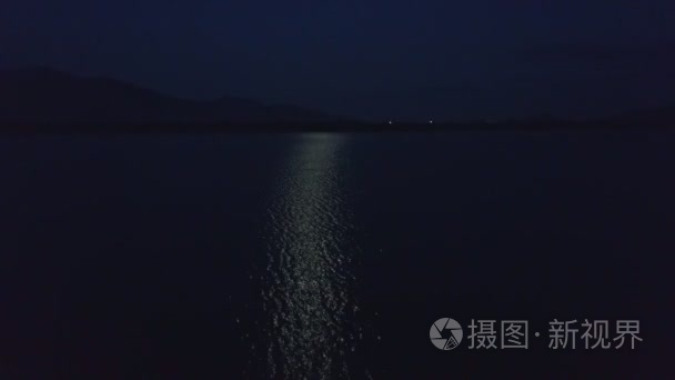 宁静湖面上的月亮倒影视频