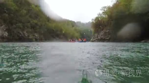 在漂流过程中在山区河流塔拉雨视频