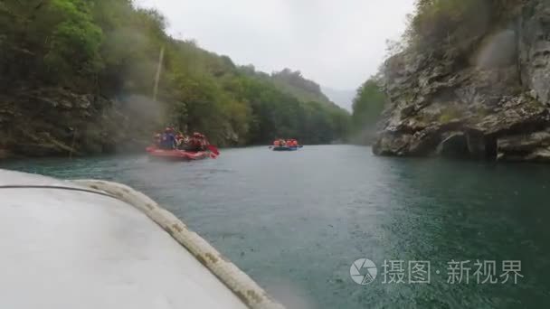 在漂流过程中在山区河流塔拉雨