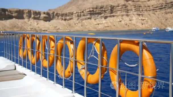 夏天，大海，橘黄色的救生圈，渡轮，船上挂。这艘船的特别救援设备。拯救溺水的人的生命
