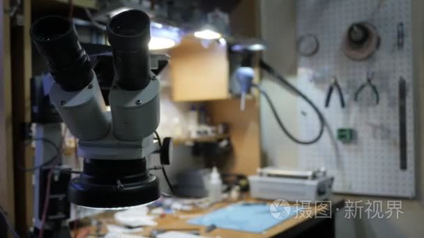 显微镜在电器维修店视频