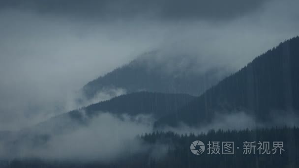 在雨中野生迷雾山脉视频