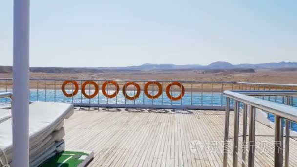 夏天，大海，飞行的视频摄像机沿甲板的渡轮，船上挂很多橙色救生圈