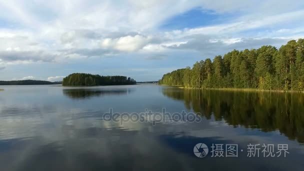 在湖面低空飞行