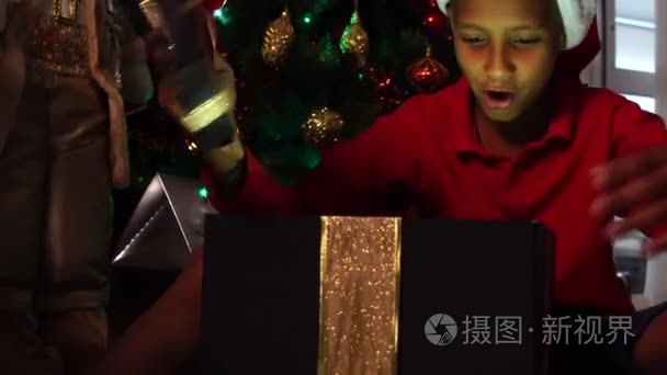 孩子们打开一个神奇的圣诞礼物视频