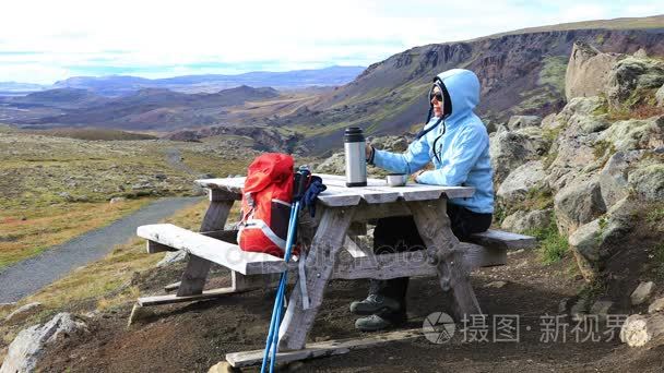 女人在野餐区视频