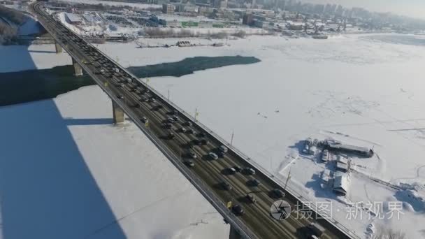 Quadcopter 飞过一座横跨 Ob 河的桥