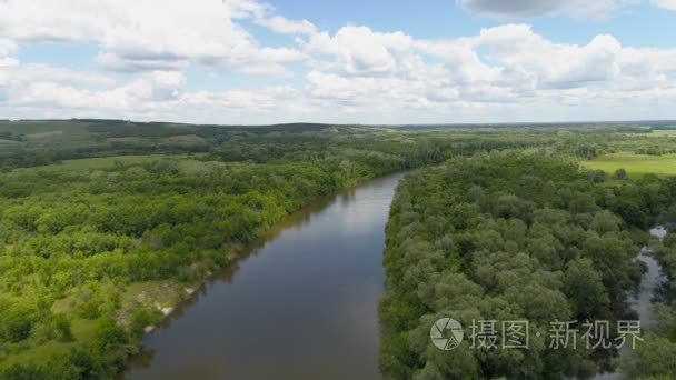 俄罗斯的中央地带的性质的航拍图像。上方山和树的区域