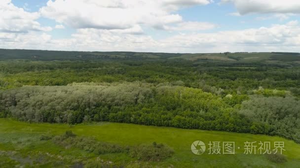 俄罗斯的中央地带的性质的航拍图像。上方山和树的区域