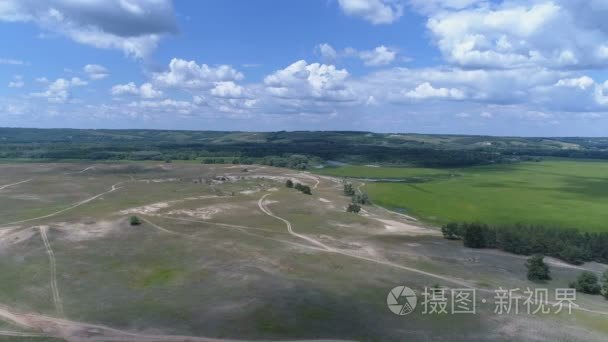 俄罗斯的中央地带的性质的航拍图像。上方山和树的区域