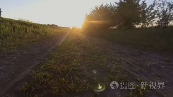 从农场美丽空中日落景观视频