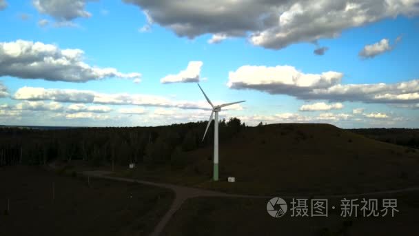 饲喂村里的工作电风力发电机视频