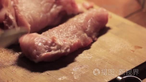 男子手在木板上切鲜肉视频