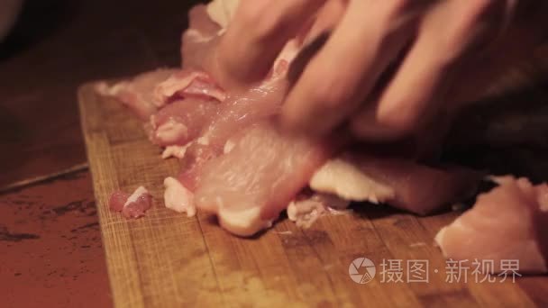 男子手在木板上切鲜肉视频