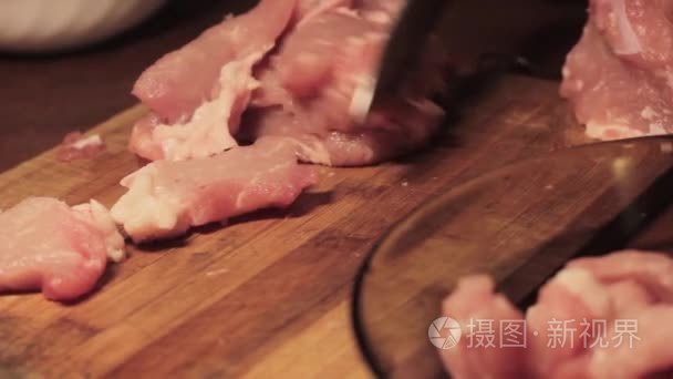 男子手在木板上切鲜肉视频