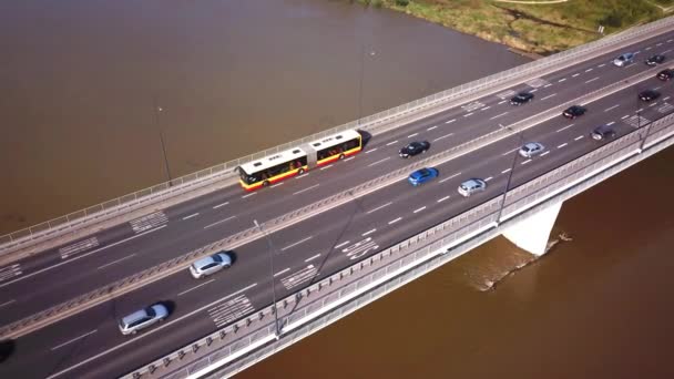 车开着过桥的汽车.4k. 阳光普照短视频