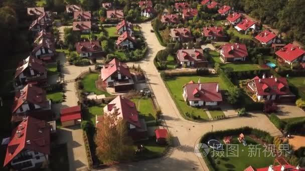 从小山上富裕街区的住宅区低空飞行的飞机鸟瞰。4k