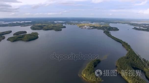 秋季湖泊和河流的通风景观