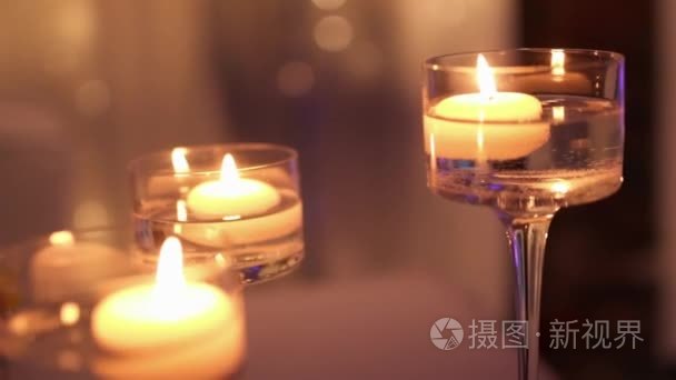 美丽的蜡烛燃烧在大厅里视频