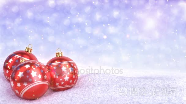 红色圣诞球在雪地上散背景3d 渲染。无缝循环
