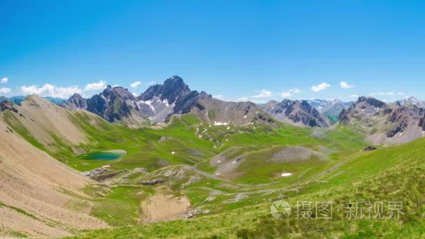 从上面的全景, 在高山山峰, 绿色的草地和蓝色的湖泊在田园诗般的无污染的环境曾经覆盖的冰川。意大利法国阿尔卑斯山的夏季探险与探险视频