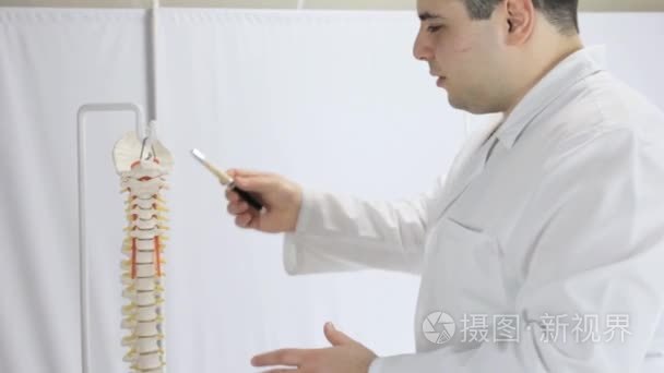 医生谈人体脊柱布局的细节视频